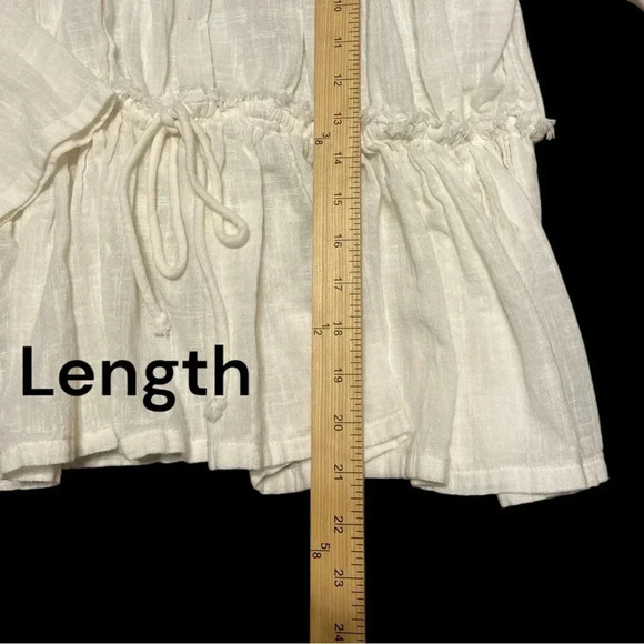 Free People ivory colored ladies top size XS
BIN 29 - Picture 8 of 9